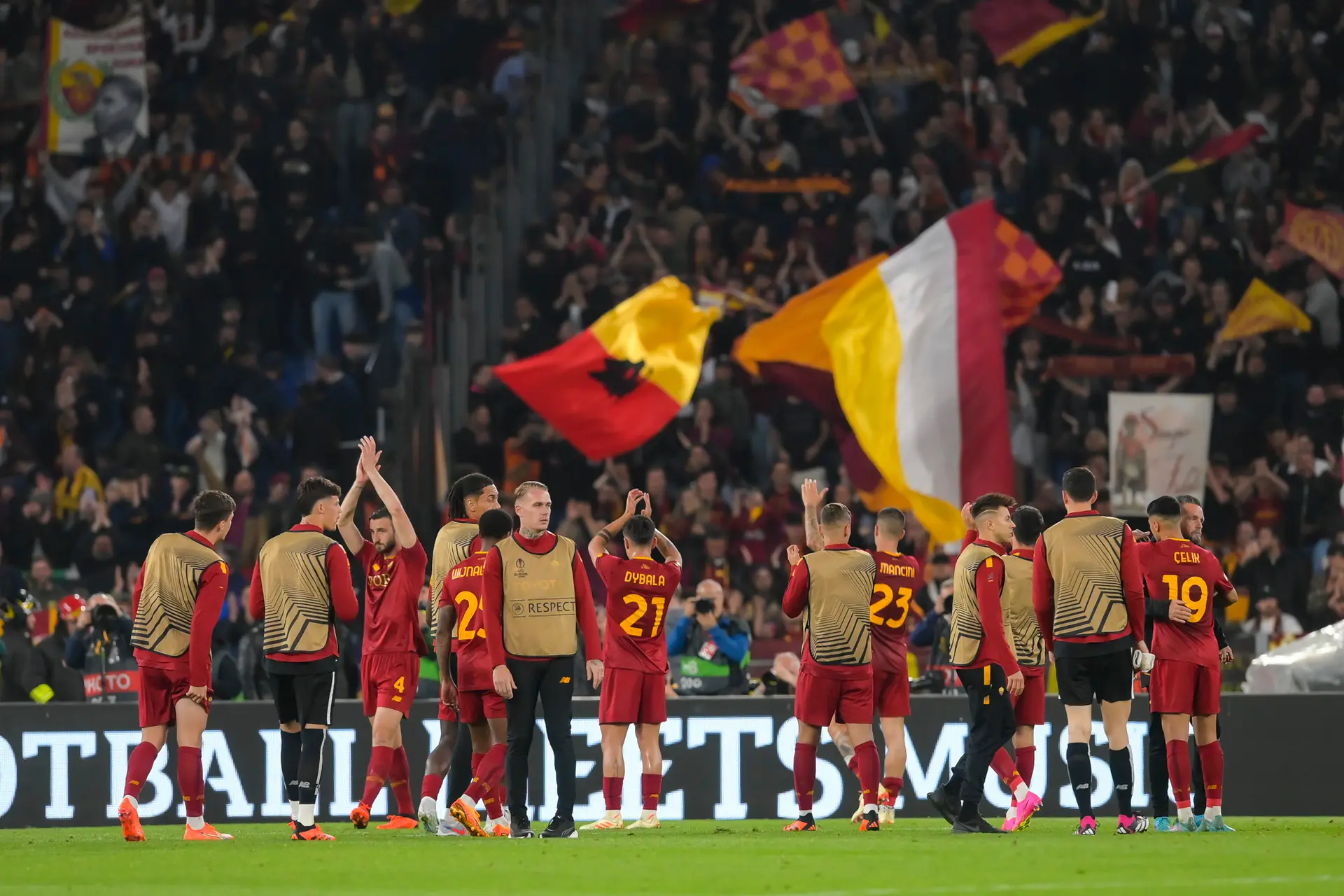roma bayer squadra applausi
