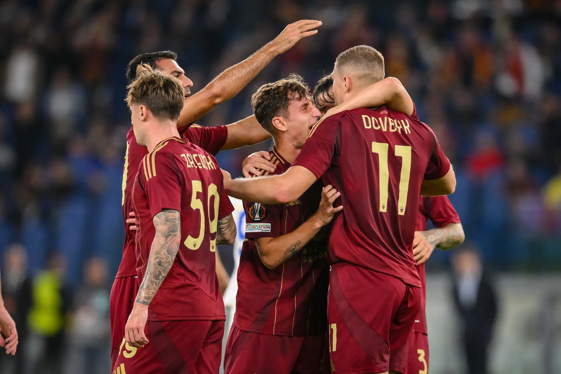 roma dinamo dovbyk abbraccio