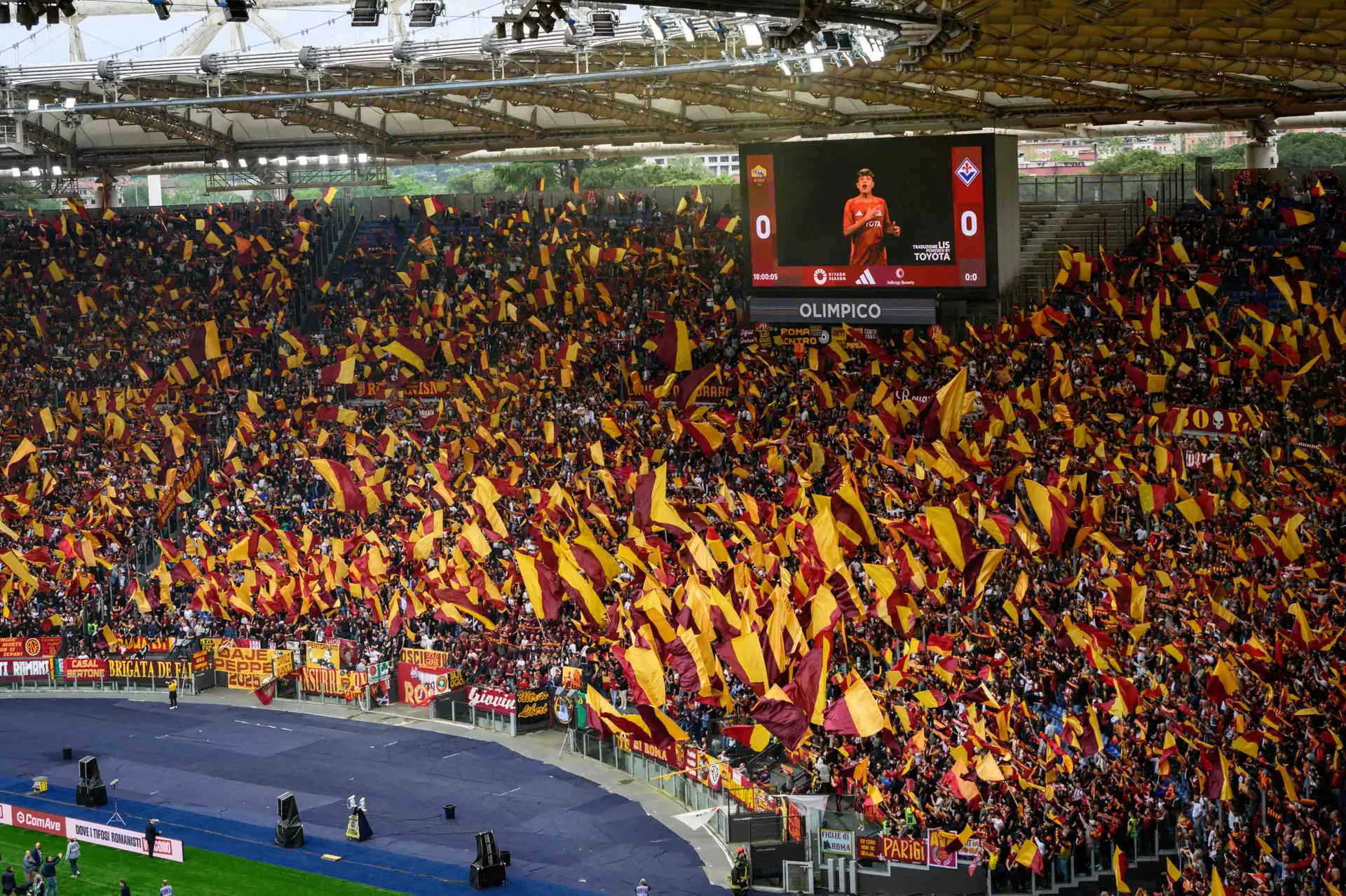 roma fiorentina curva sud bandiere 5
