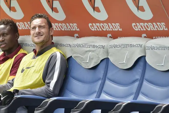 roma genoa totti ride in panchina mess