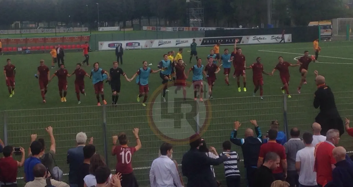 roma primavera esulta corre verso tribuna a fine gare