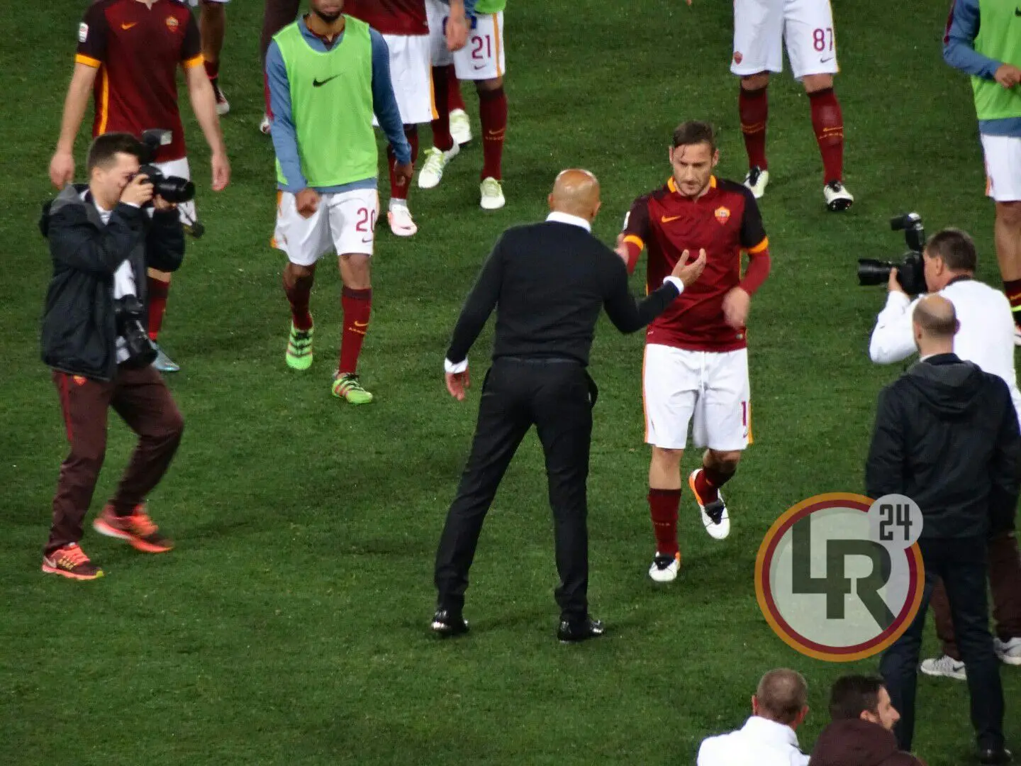 roma torino totti esce dal campo 2