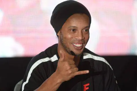 ronaldinho saluto brasiliano sorriso