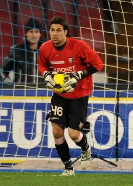 sirigu20tutta20figura20pallone20fra20le20mani20corsetta20maglia20rossa