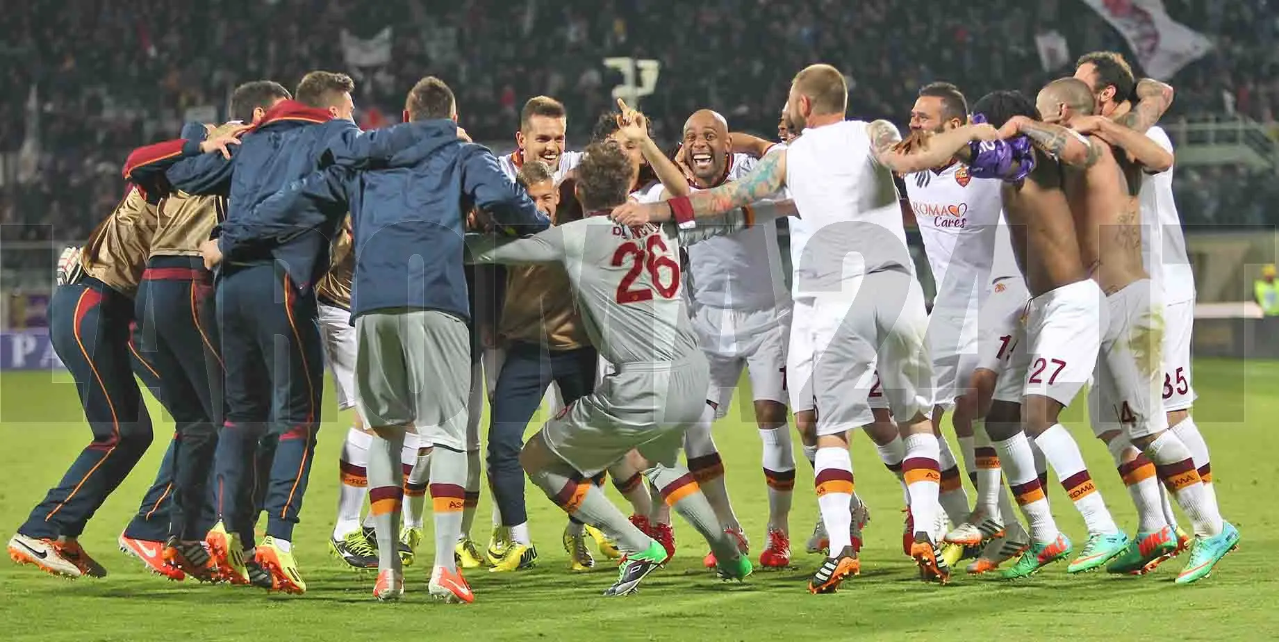 squadra abbracciata in cerchio esulta a fine post fiorentina roma ottima foto gino mancini