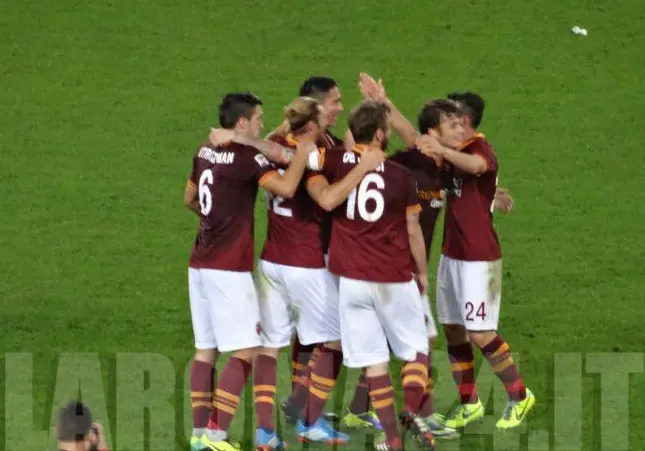 squadra abbraccio fine partita roma chievo