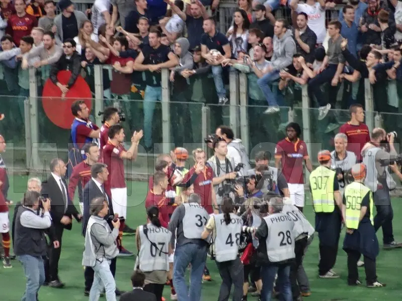 squadra applaude tifosi sotto curva sud roma juve 11514