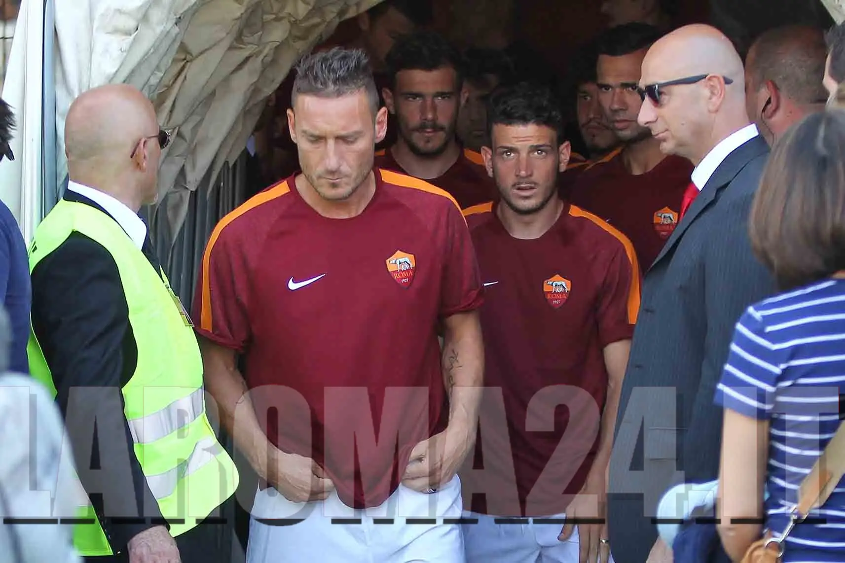 squadra entra in campo totti florenzi romagnoli castan lr24
