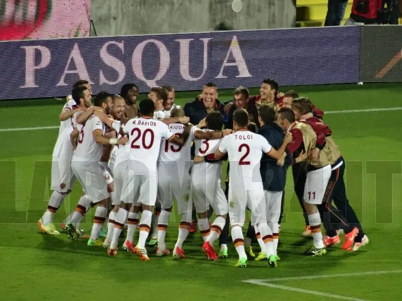 squadra esulta in cerchio post fiorentina roma