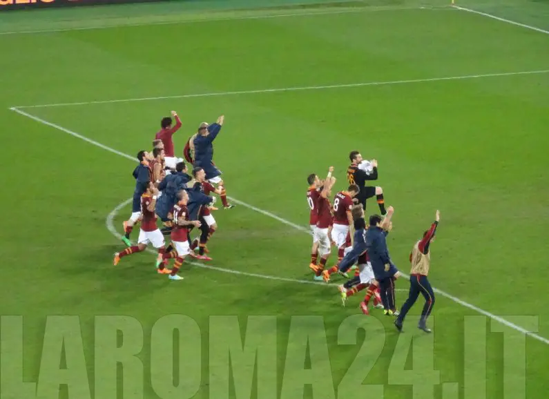 squadra esultanza sotto curva roma livorno