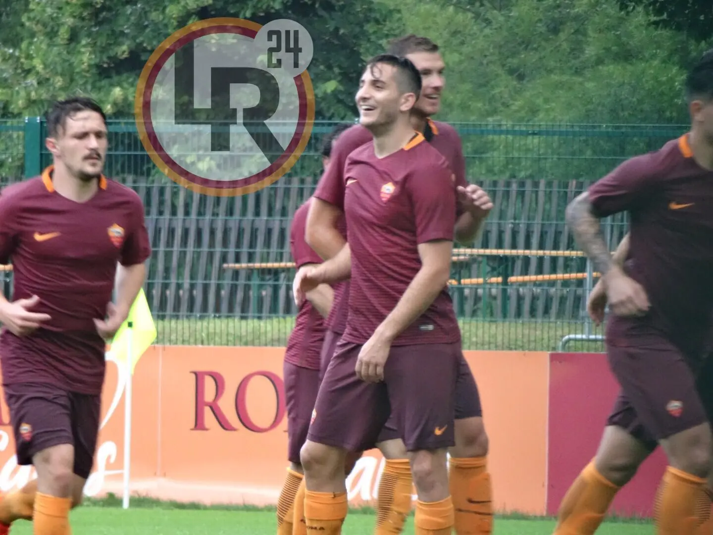 squadra festeggia gol dzeko