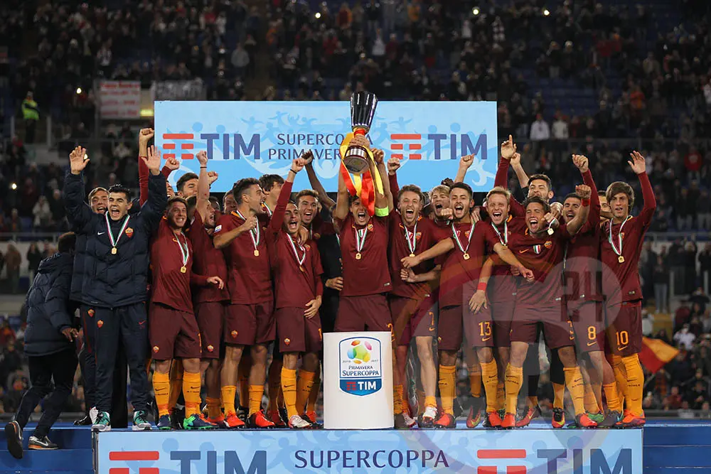 squadra festeggia supercoppa