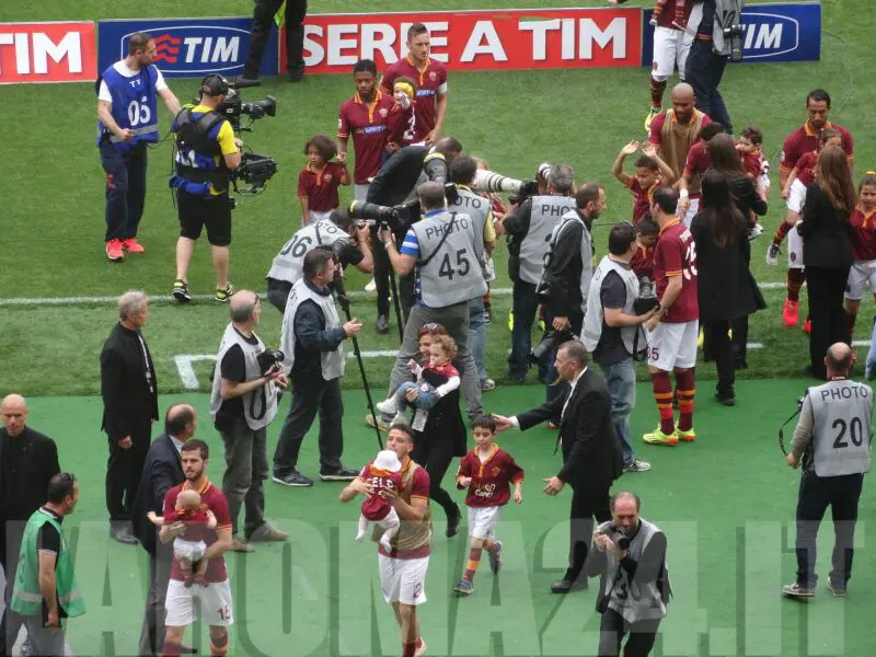 squadra ingresso in campo co pargoli 2 roma juve1