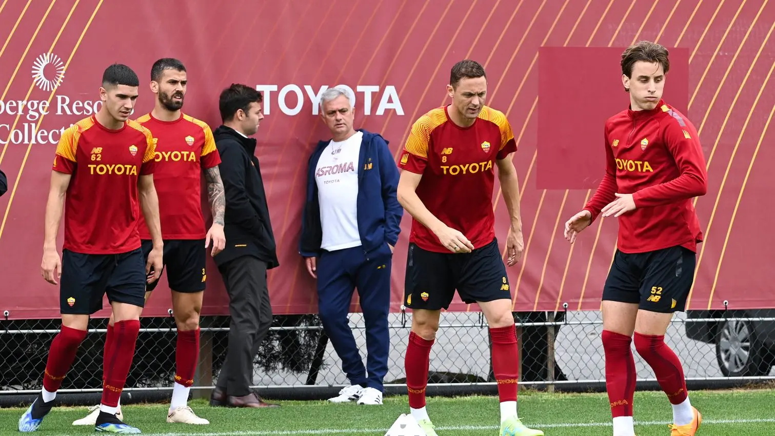 squadra trigoria con mourinho e pinto