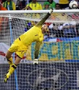 stekelenburg20tuffo20a20mandare20il20pallone20sopra20la20traversa
