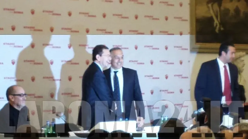 stretta di mani e sorrisi pallotta marino