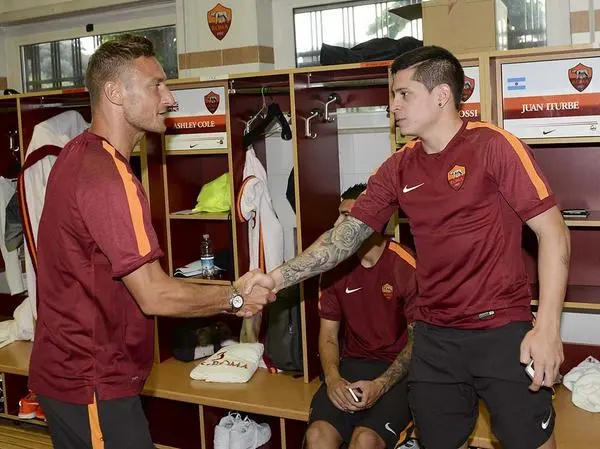 stretta di mano totti iturbe