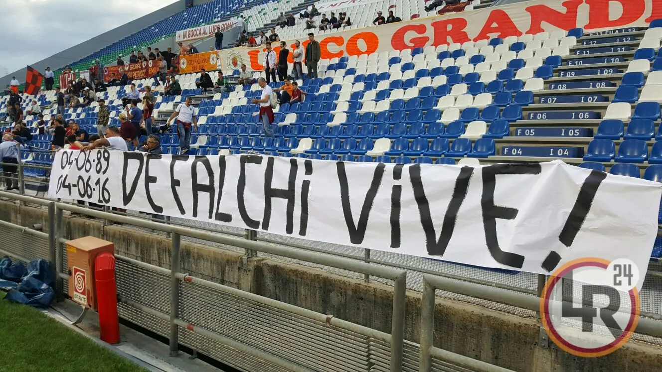 striscione de falchi vive primavera