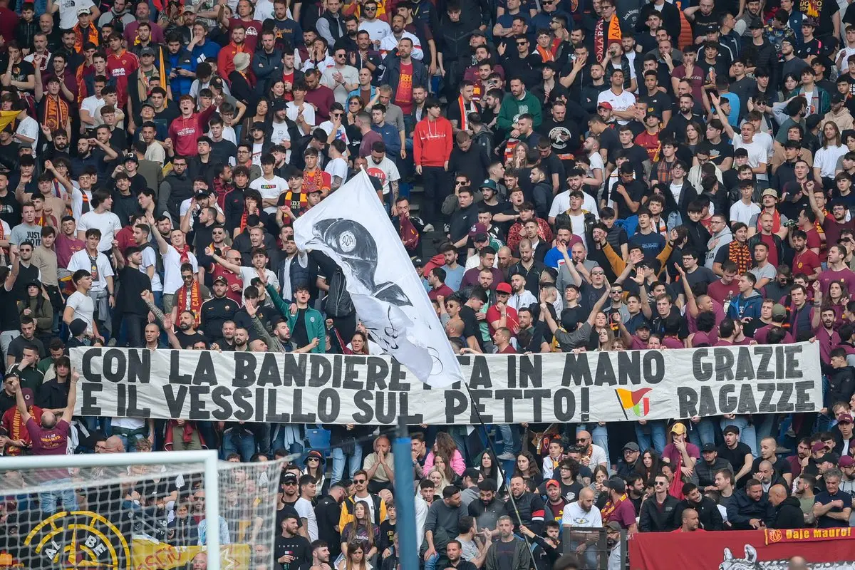 striscione femminile roma milan