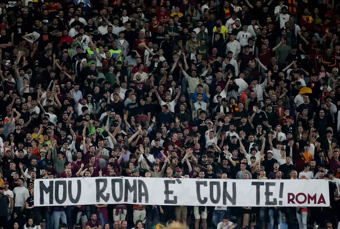 striscione mou roma con te roma spezia