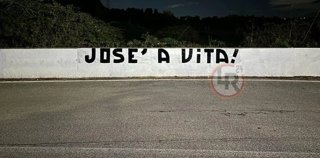striscione mourinho trigoria 1