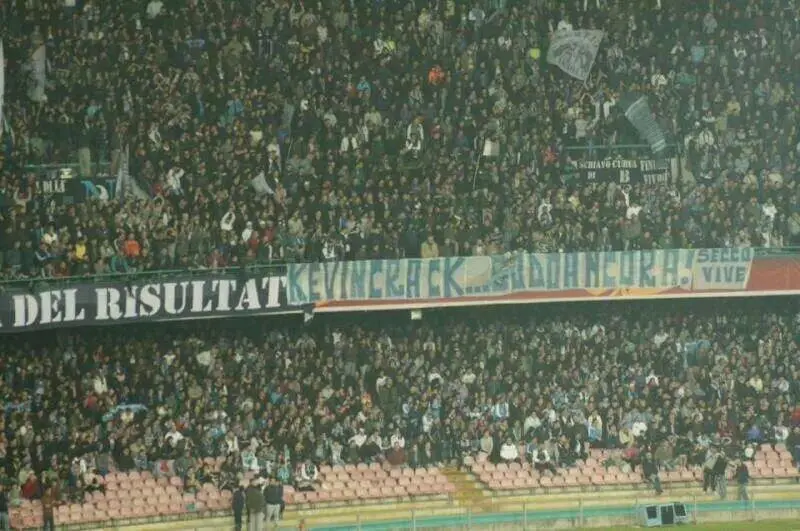 striscione napoli su strootman