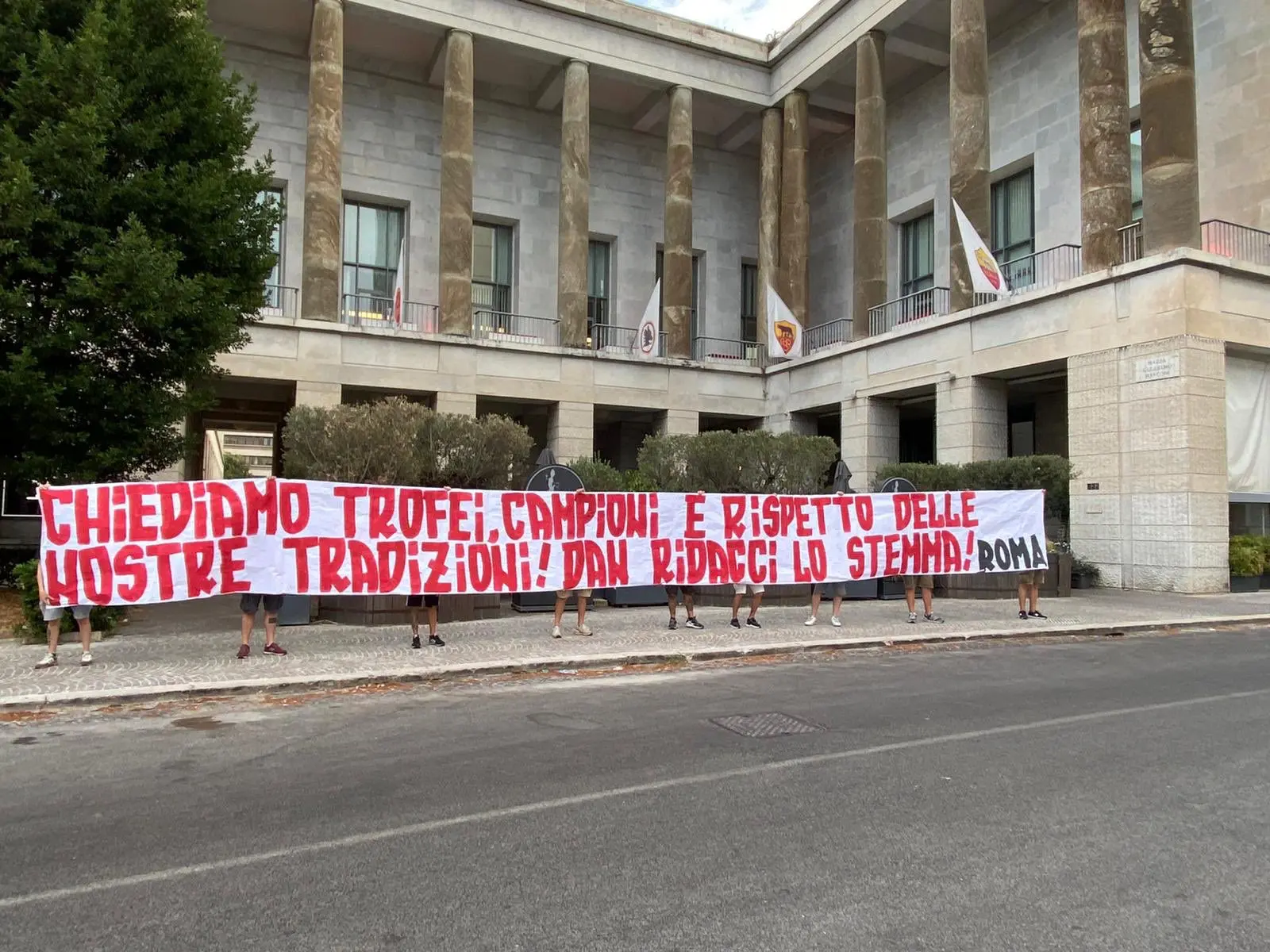 striscione per friedkin