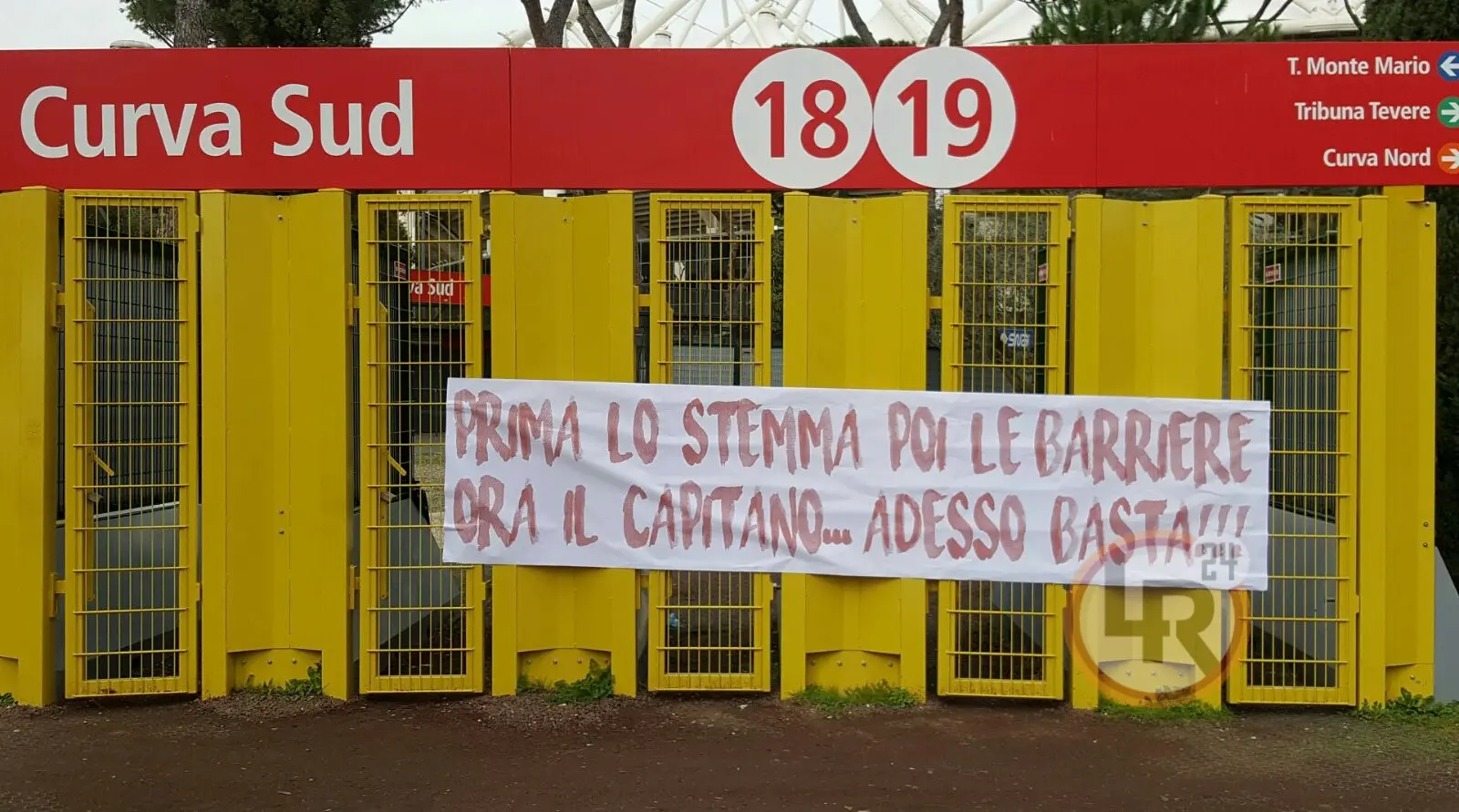 striscione prima lo stemma poi le barriere ora il capitano lr24