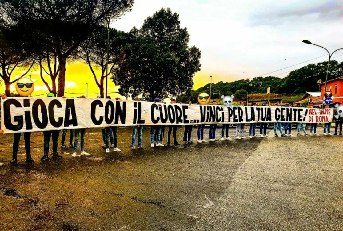 striscione roma juventus