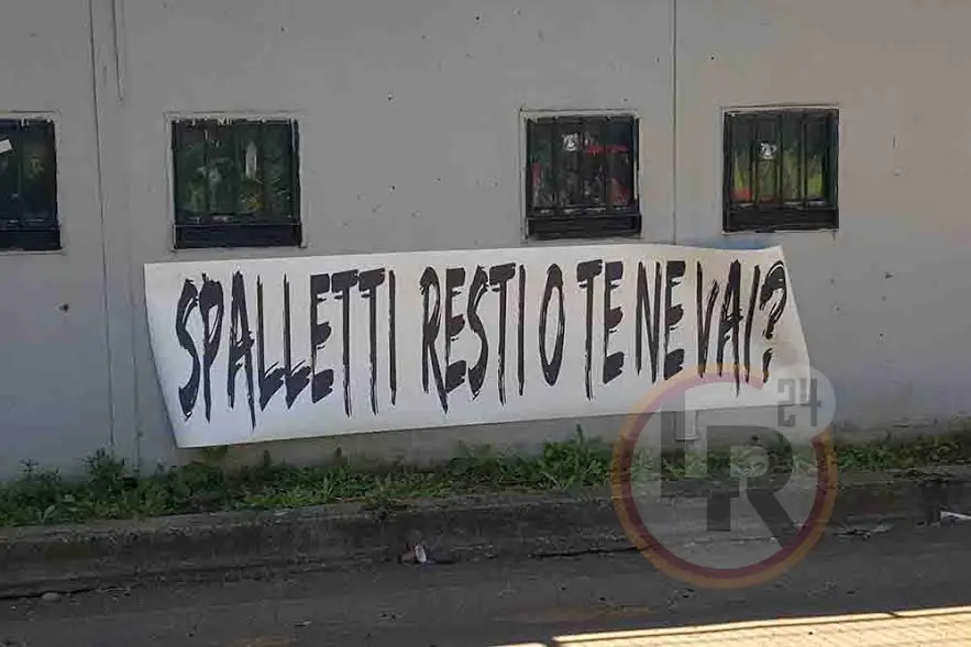 striscione spalletti resti o vai