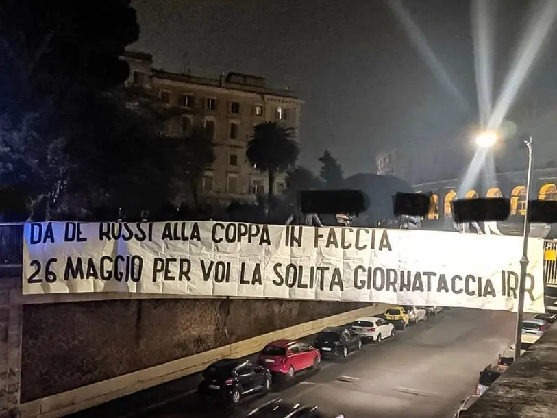 striscione tifosi lazio al colosseo 26 maggio