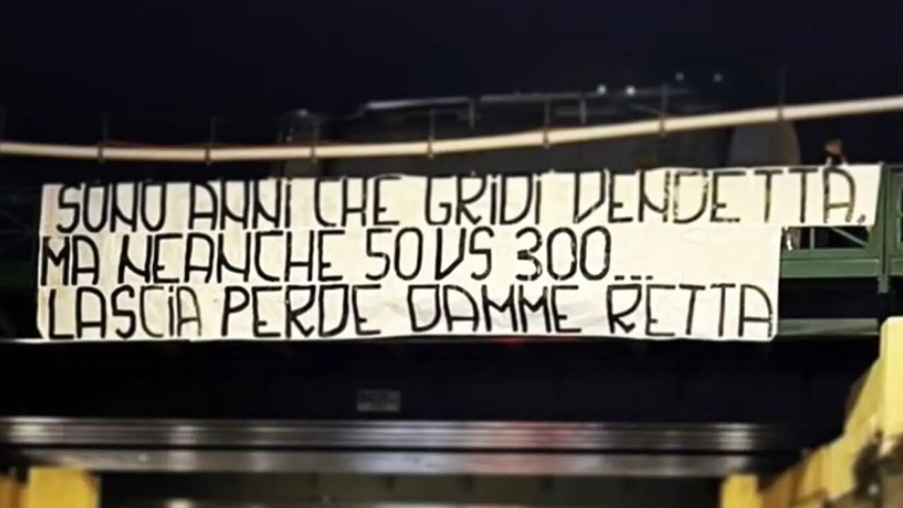 striscione tifosi roma napoli