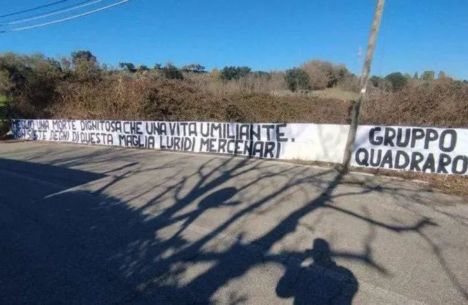 striscione trigoria tifosi gruppo quadraro