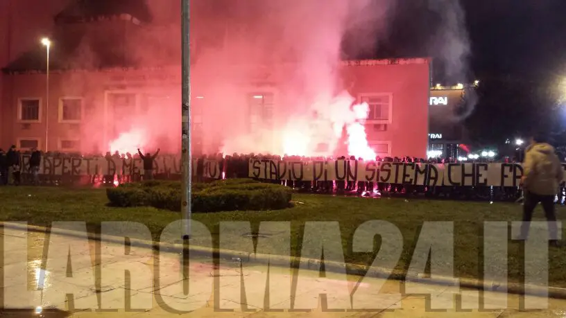 striscione ultimo stadio esterno olimpico roma inter