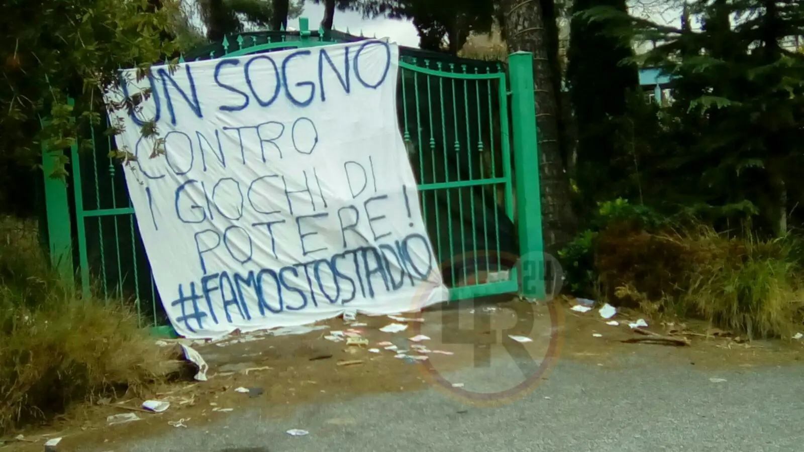 striscione un sogno contro i giochi di potere tor di valle 1