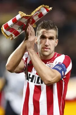 strootman applaude gagliardetto