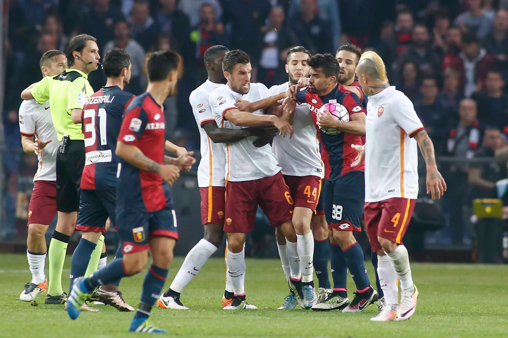 strootman imbruttisce mischia genoa roma