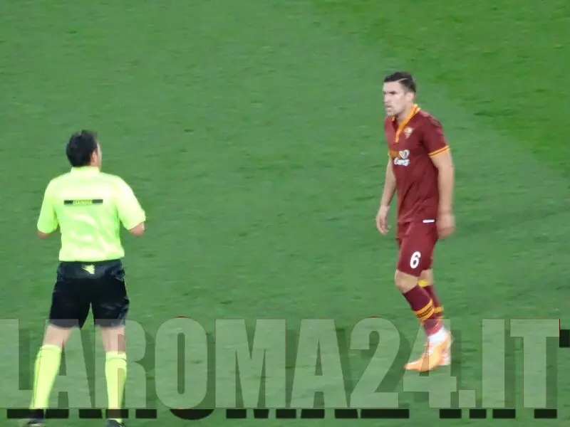 strootman parla con arbitro roma samp
