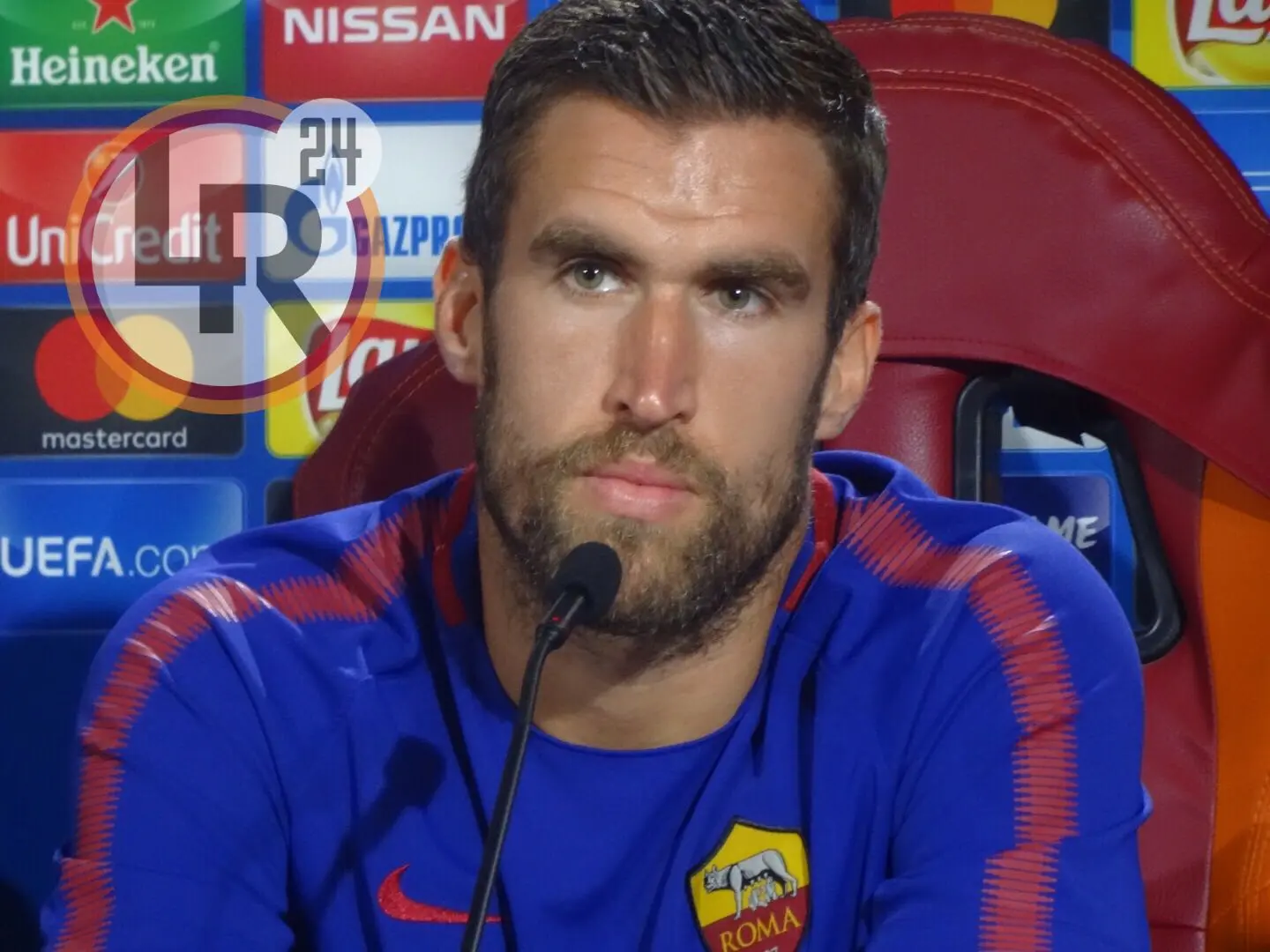 strootman sguardo obliquo conf stampa