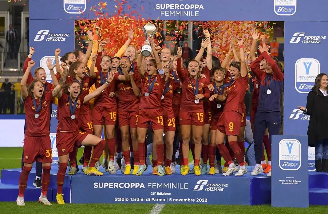 supercoppa femminile juventus roma esultanza squadra trofeo 1