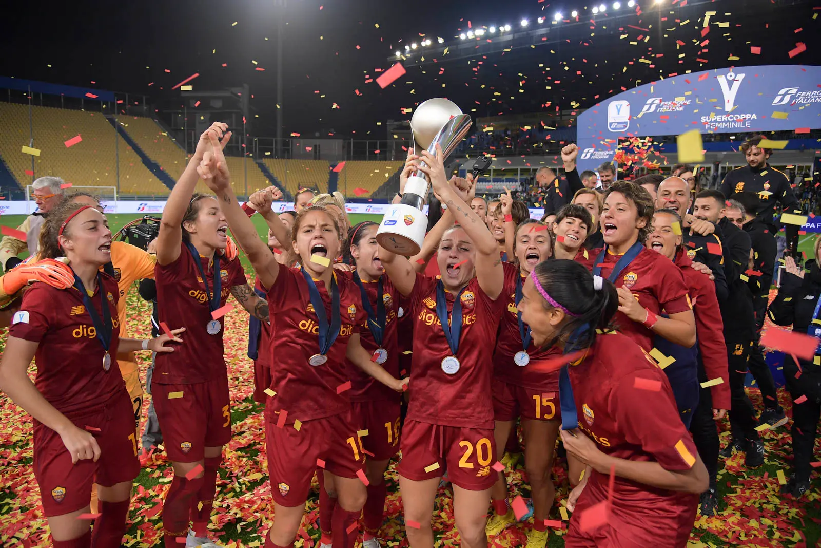 supercoppa femminile juventus roma esultanza squadra trofeo 4
