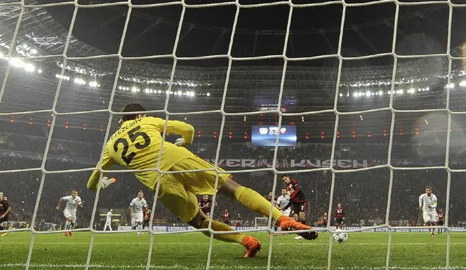 szczesny rigore hernandez bayer roma