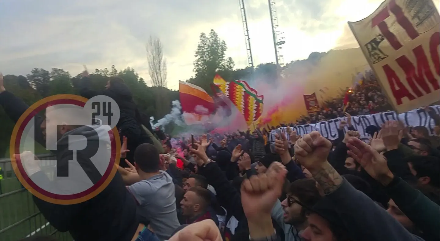 tifosi braccia al cielo trigoria