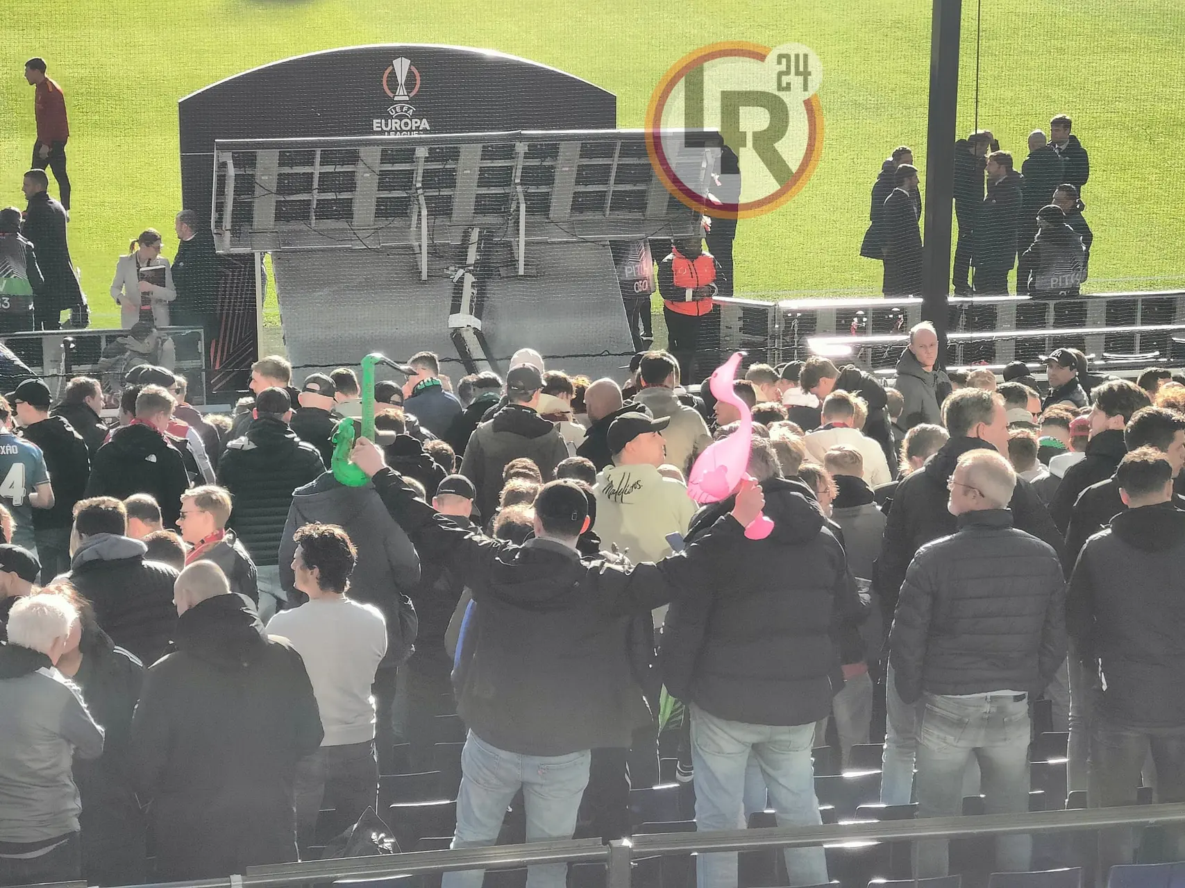 tifosi feyenoord con oggetti gonfiabili