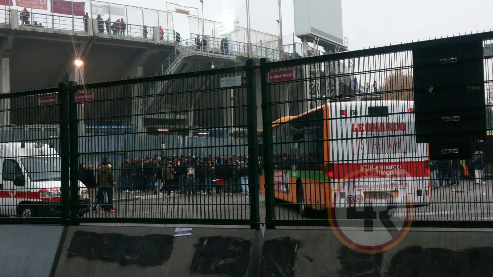 tifosi roma entrano allo stadio di bergamo lr24