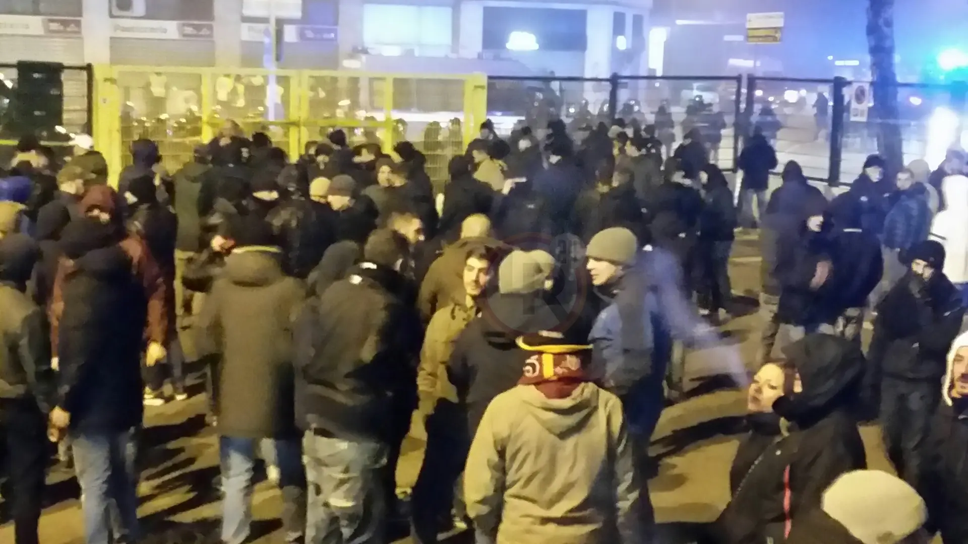 tifosi roma fuori stadio bergamo lr24