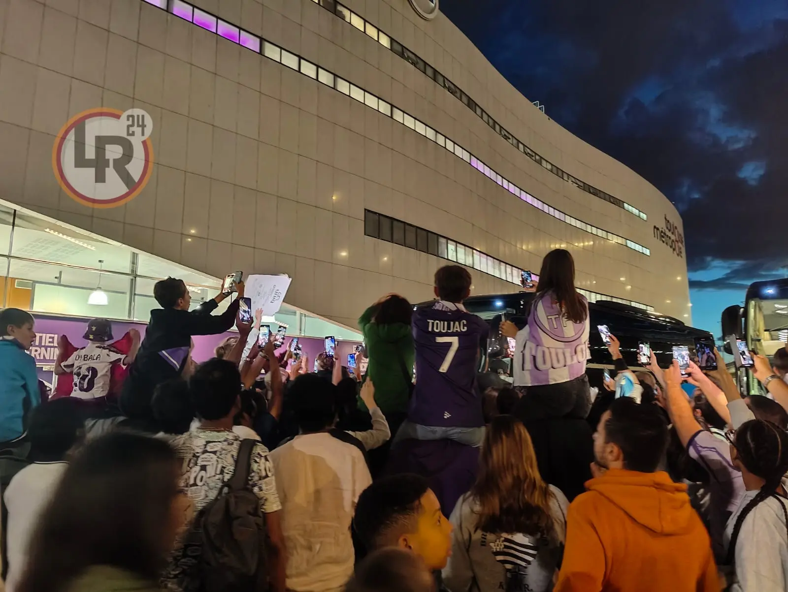 tolosa roma tifosi esterno stadio