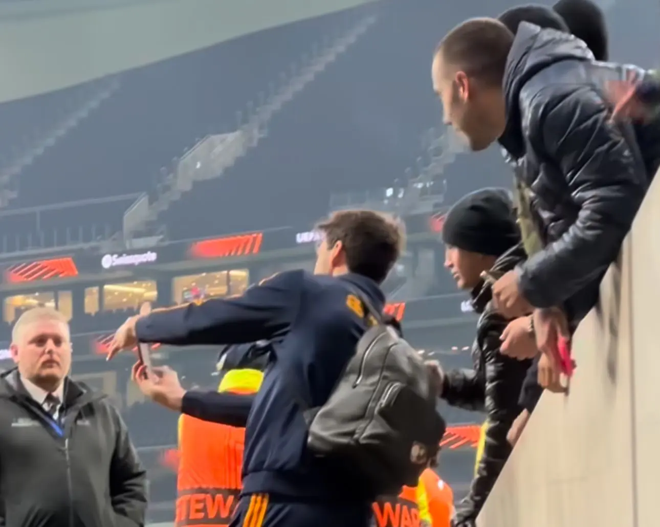 tottenham roma hummels selfie tifosi