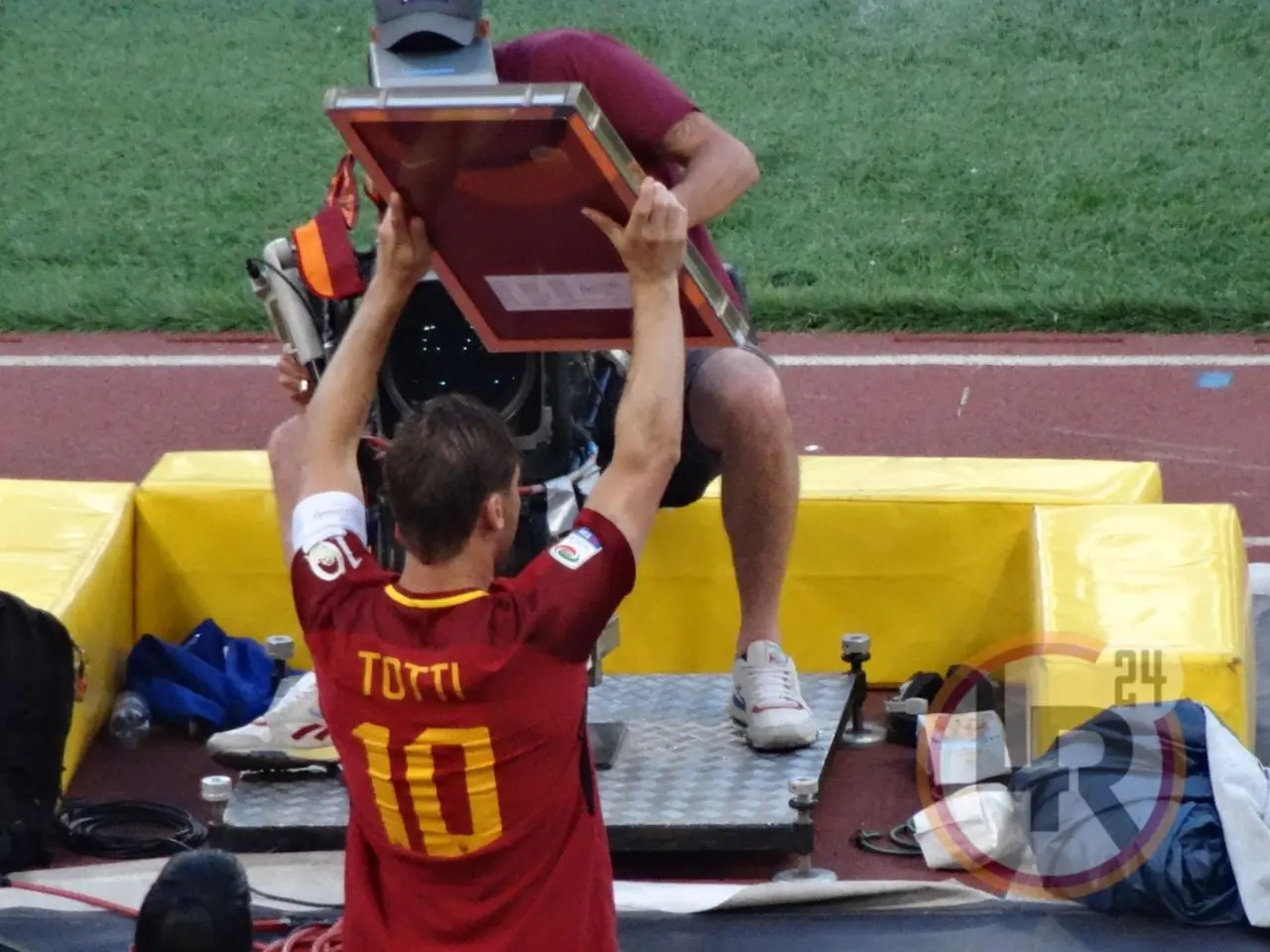totti alza la maglia lr24