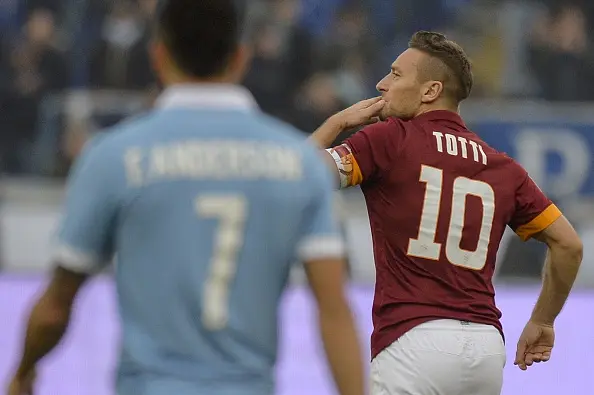 totti bacio esultanza roma lazio derby 1112015